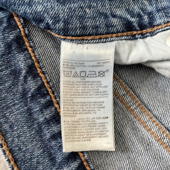 Old Navy Boyfriend Mid-Rise distressed jeans Size 4 EXCELLENT used condition - Picture 5 of 6